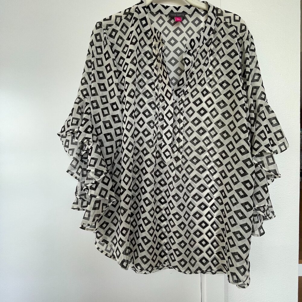 Vince Camuto Ruffled‎  Short-Sleeve Blouse in Black and White Geometric Print, L